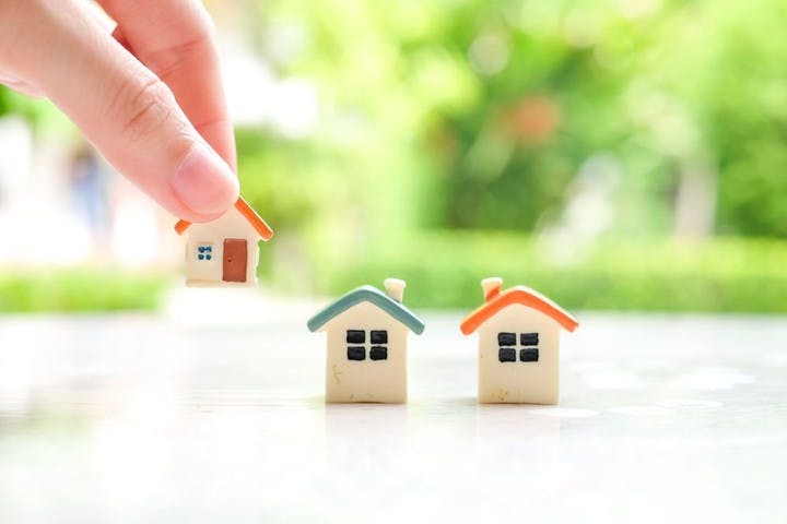 السكن والعقارات