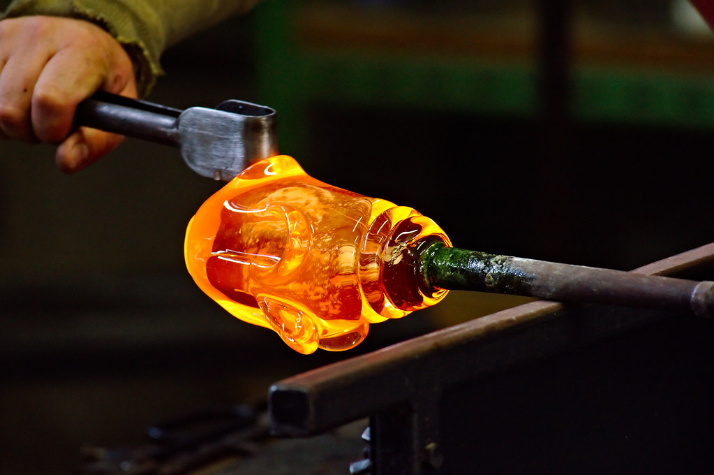 صناعة الزجاج