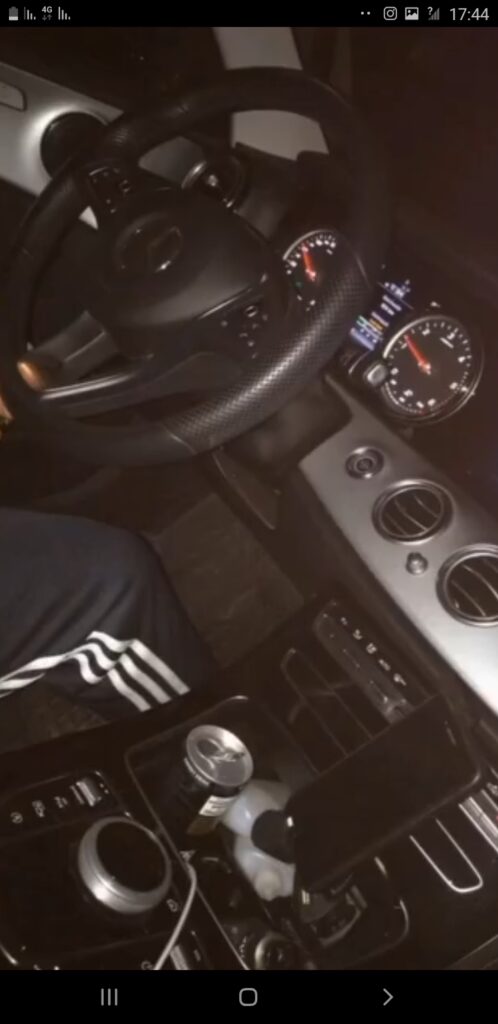 B&M - الغلاف