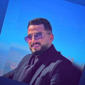 أحتاج إلى مصور لتصوير منتج ملابس عبايات وخمارات