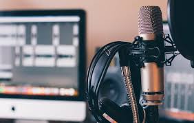 Besoin d'une voix off en urgence ? Je suis là pour vous ! Je m'engage à enregistrer votre script dans les 24 heures, avec une qualité sonore professio - portfolio - 0