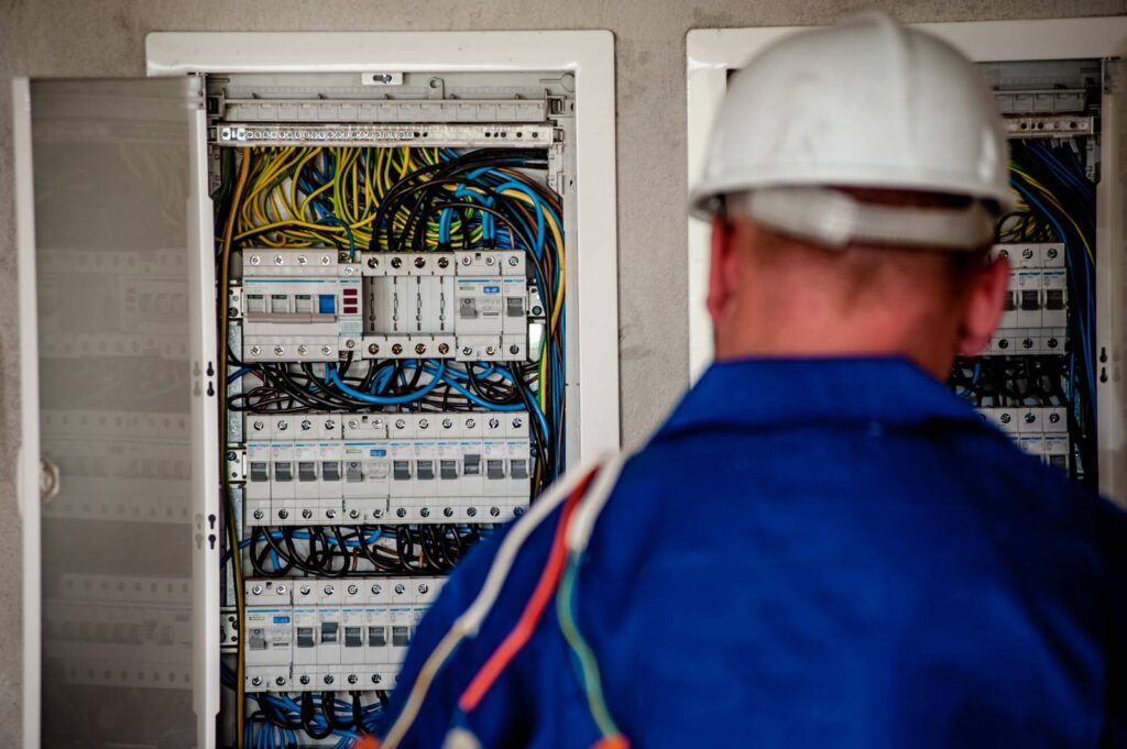 Électricité de bâtiment et parabole et camirat dr servillance et chauffe eau 